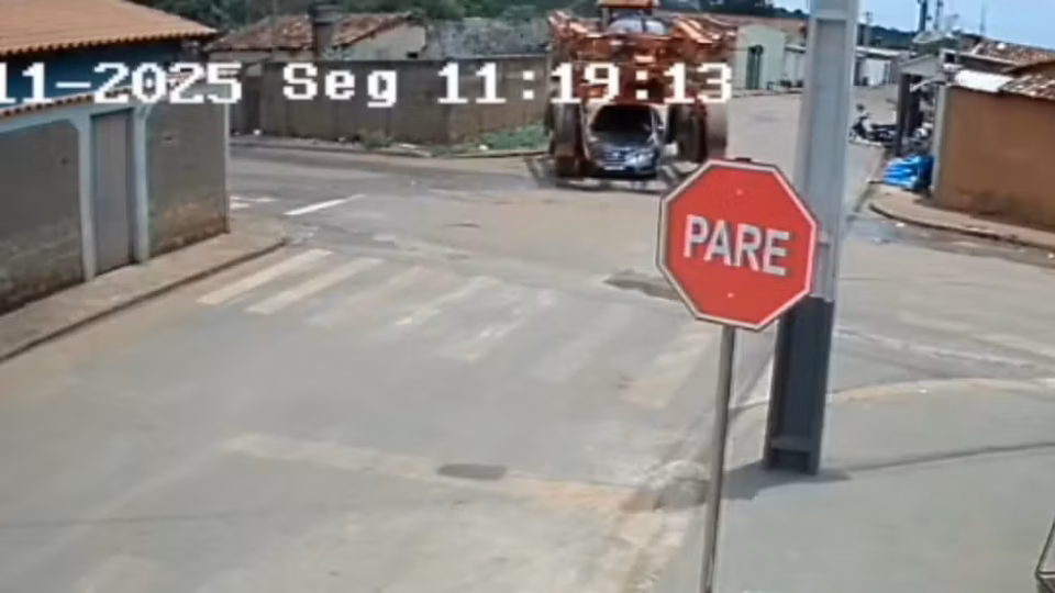 Pulverizador sobe sobre carro em cruzamento de Iraí de Minas