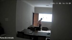 Homem é preso em MG por furtar calcinhas e instalar câmera no banheiro da vizinha