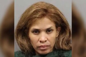 Ex-atriz pornô em foto na delegacia