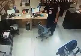 Funcionário é detido por manipular alimento de colega