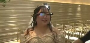 Japonesa disse 'sim' ao noivo digital | Youtube/RSK Sanyo Broadcasting