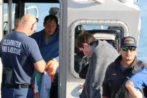 Passeio de pesca termina em resgate após naufrágio em Clearwater