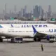 Avião da United desvia rota após choque durante voo para Los Angeles