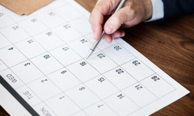 Empresário marcando no calendário para um compromisso