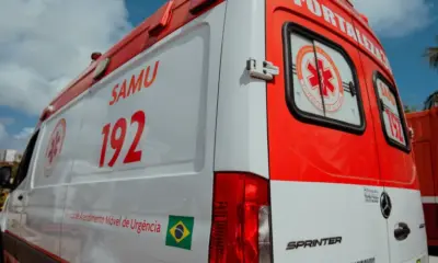 Imagem mostra carro do Samu de Fortaleza.