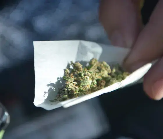 Proposta cria multa e reacende debate sobre uso de espaços públicos O autor do projeto argumenta que a medida busca devolver praças e avenidas às famílias. Durante a votação, Jalyson afirmou que a presença de usuários inviabiliza o uso dos espaços. Segundo ele, a multa funcionaria como forma de inibir o consumo de maconha e outras substâncias ilícitas em áreas de grande circulação