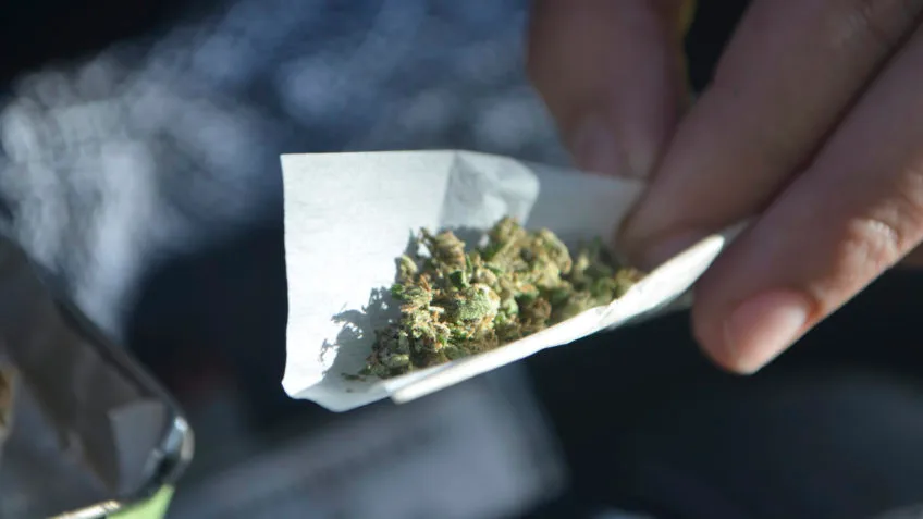 Proposta cria multa e reacende debate sobre uso de espaços públicos O autor do projeto argumenta que a medida busca devolver praças e avenidas às famílias. Durante a votação, Jalyson afirmou que a presença de usuários inviabiliza o uso dos espaços. Segundo ele, a multa funcionaria como forma de inibir o consumo de maconha e outras substâncias ilícitas em áreas de grande circulação