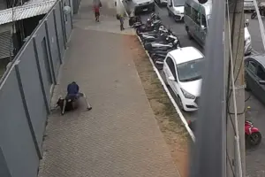 Imagem de câmeras de segurança mostra momento em que homem ataca a mulher.