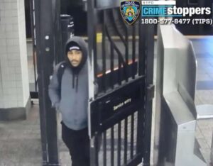 jovem flagrado por camera saindo de metrô