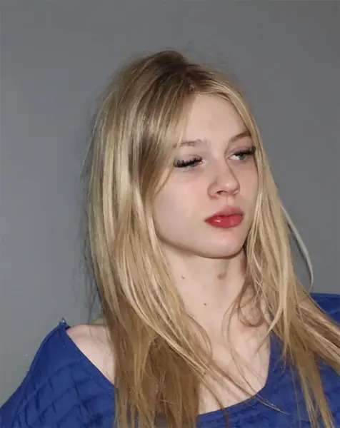 Jovem invade casa com carro e mata mulher e filho de 7 anos