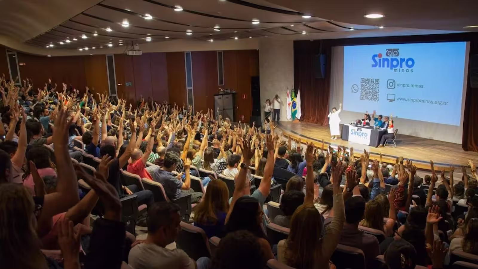Greve de professores da rede privada continua após audiência no TRT-MG terminar sem acordo