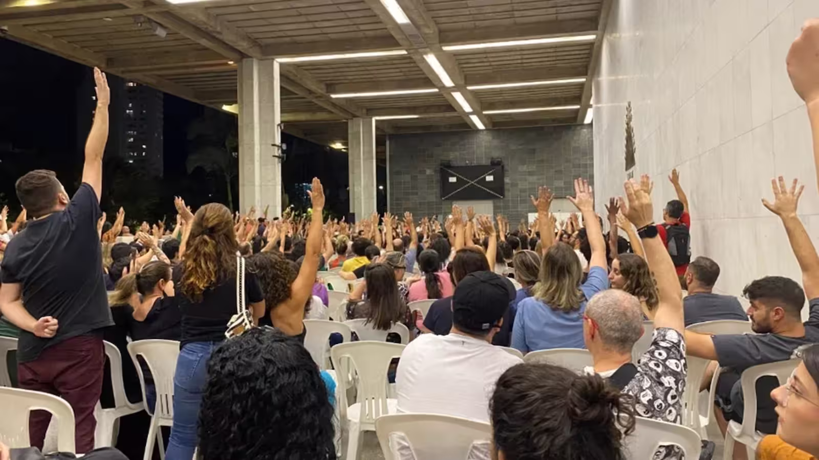 Professores de escolas particulares de BH entram em greve