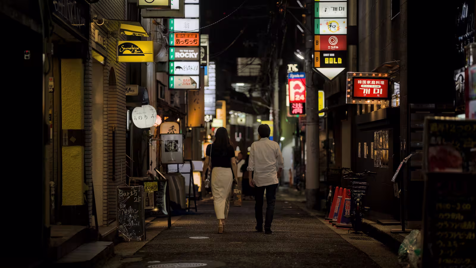 No Japão, jovens trocam aplicativos por agências para encontrar parceiro para casar