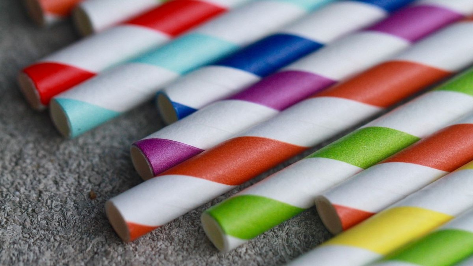 Canudos de papel contêm substâncias químicas, aponta estudo