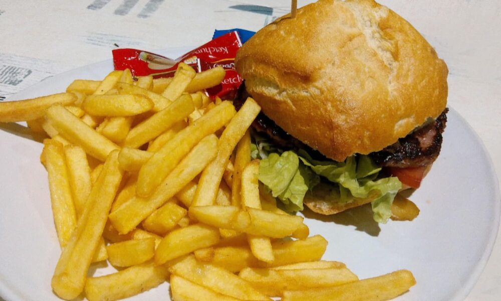 Trabalhadora de fast food será indenizada por receber hambúrguer como alimentação diária