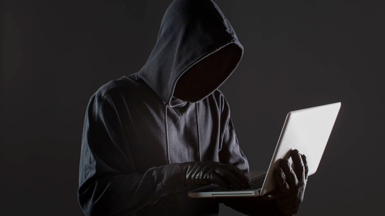 Hackers usam identidades falsas para espionar IA