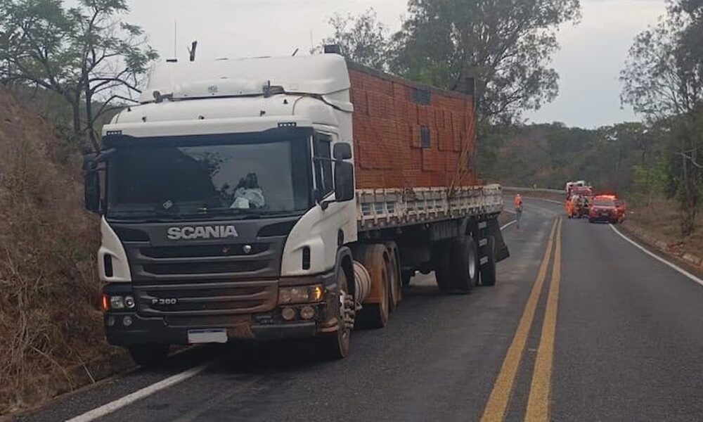 Acidente entre carreta e van com pacientes deixa dois mortos em rodovia