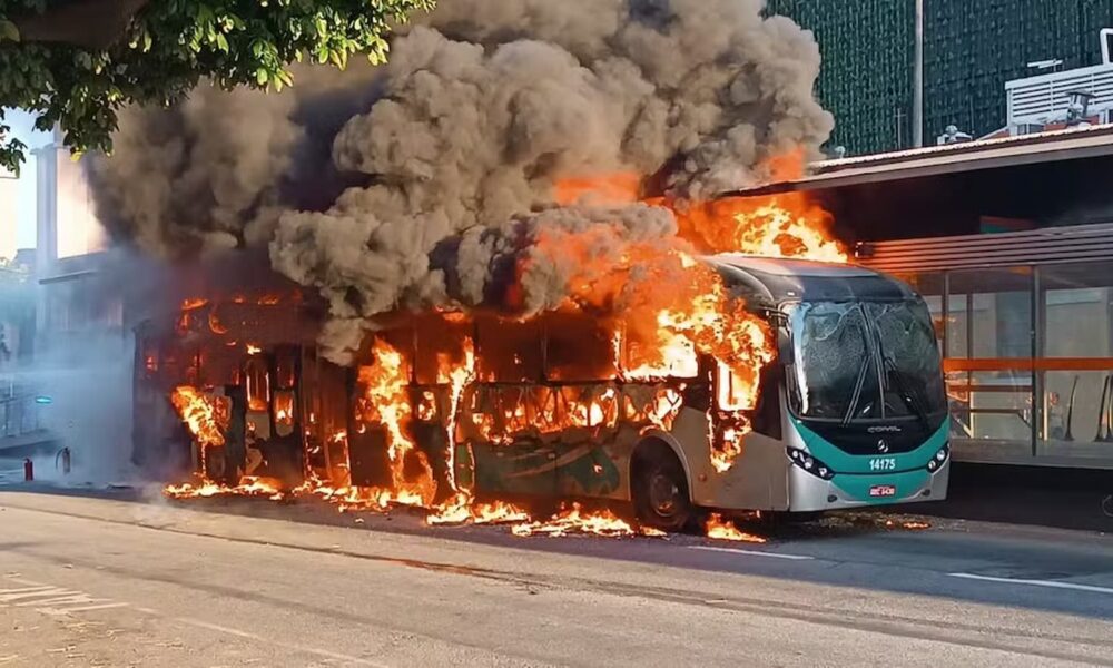 Ônibus metropolitano pega fogo no Centro de BH